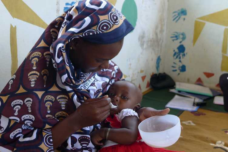 Enlarged view: Mother_feeding_her_baby_with_ironimproved_porridge_Kenya
