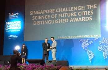 Enlarged view: Alireza Javadian receives the Singapore Scientific Challenge award 2015